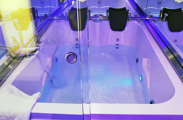 Camera con vasca idromassagio per due persone junior hydro suite ... Camere con idromassaggio toscana